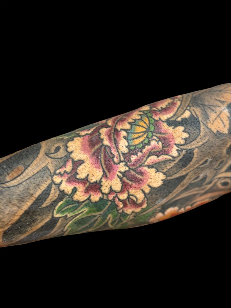 Tatuagem japonesa de peônia rosa e amarela no antebraço