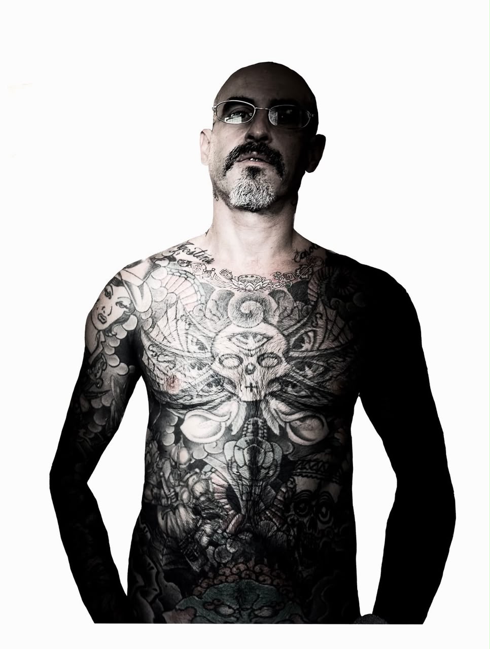 Horinamu San exibindo sua composição corporal em tatuagem tradicional japonesa