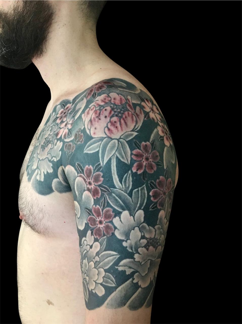 Manga japonesa com flores em tons suaves e fundo preto
