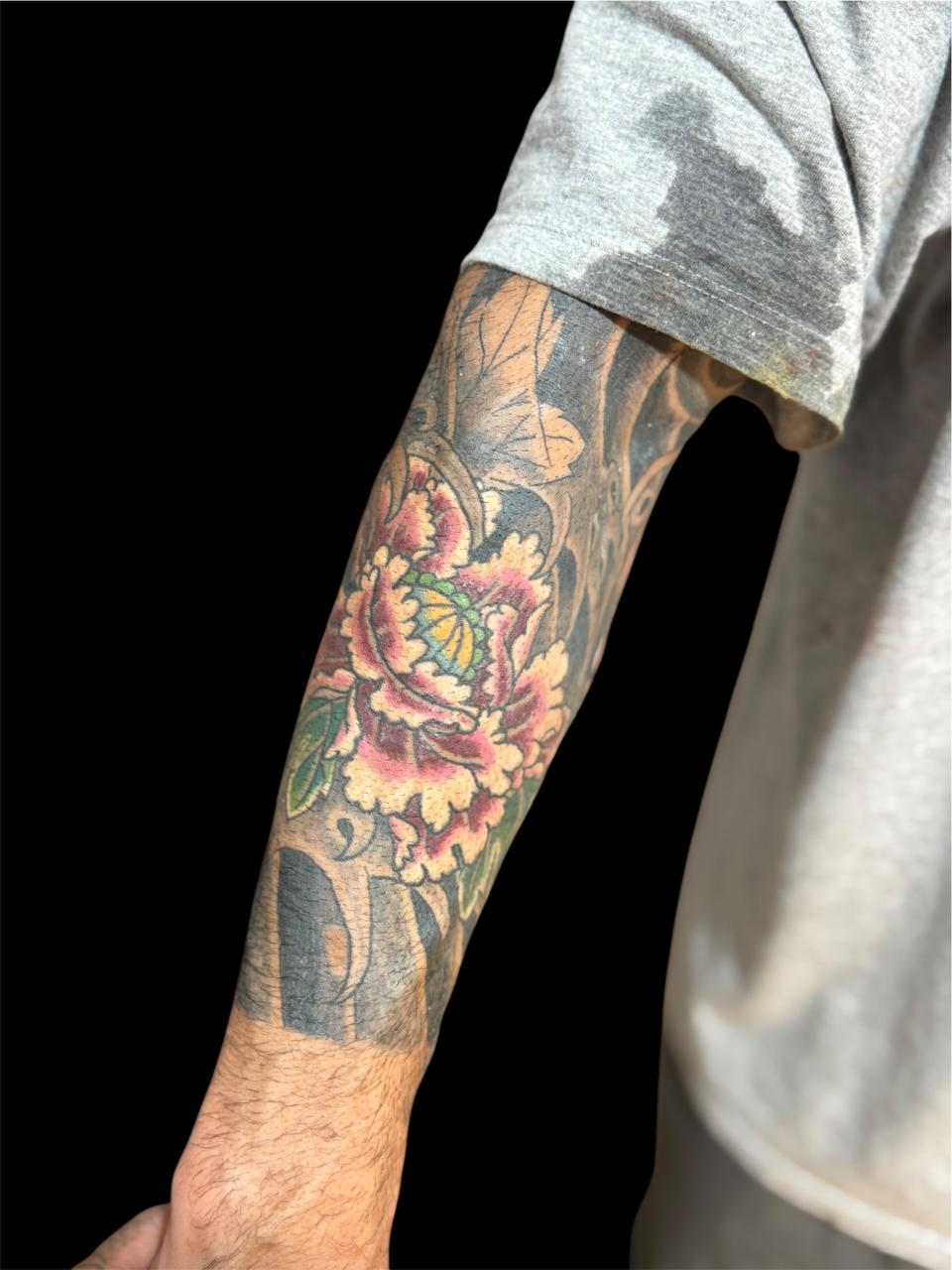 Tatuagem japonesa de peônia colorida no antebraço