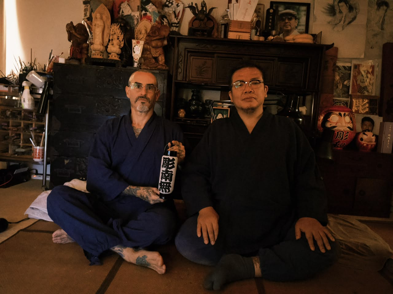 Horinamu San e mestre japonês sentados de kimono