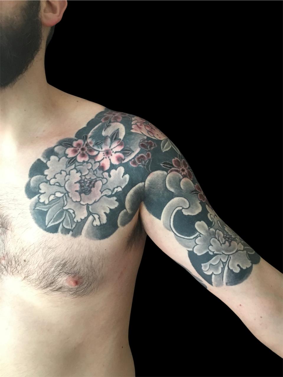 Tatuagem japonesa floral no peito, ombro e braço