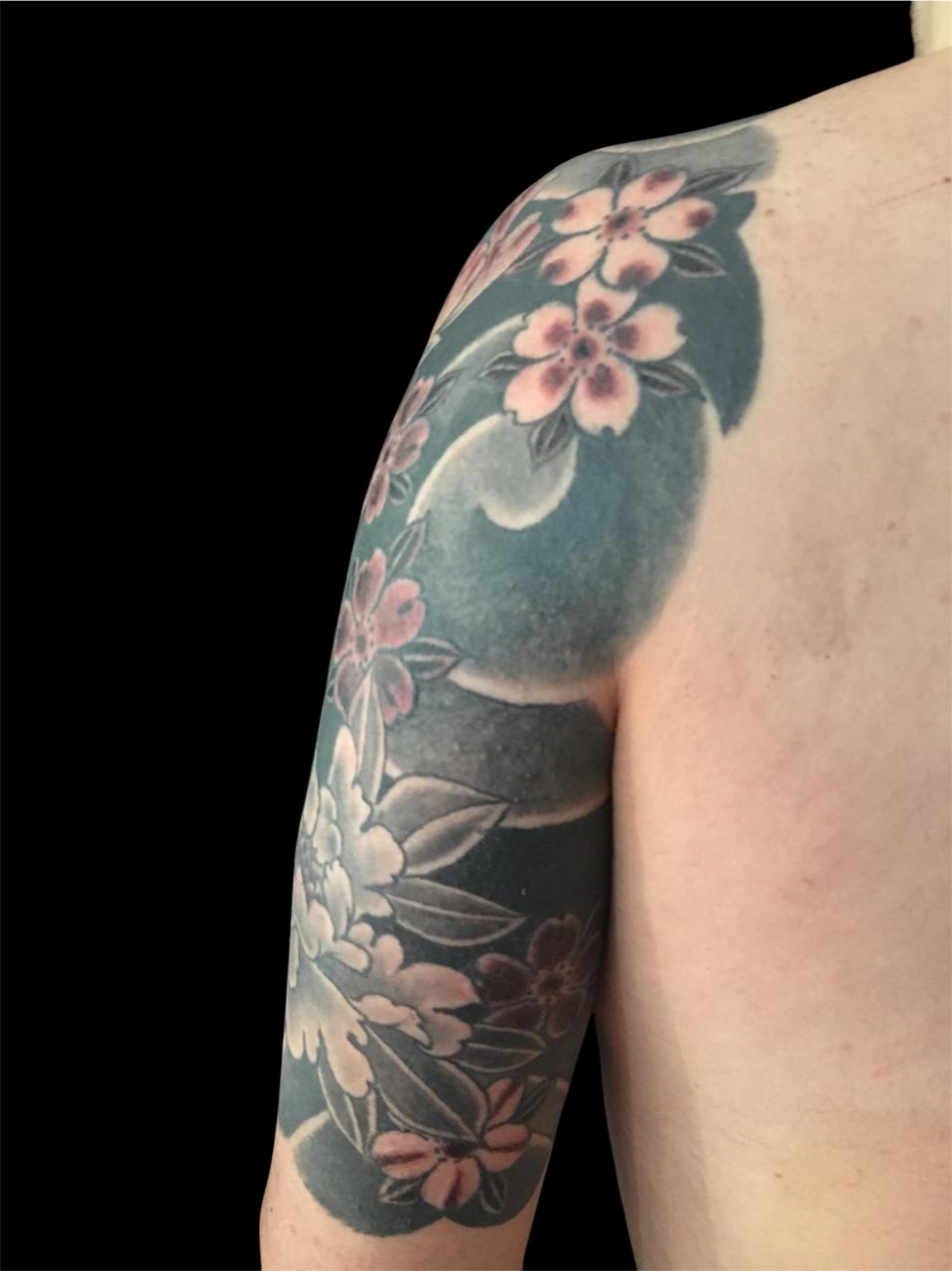 Manga japonesa floral vista pela parte posterior do braço