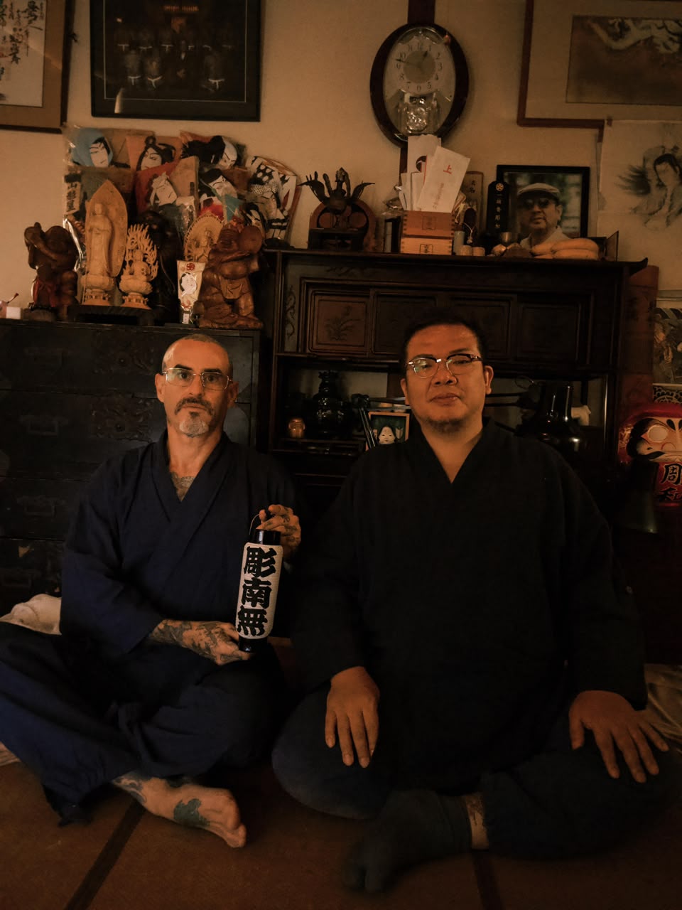 Horinamu San e mestre da linhagem em ambiente japonês tradicional